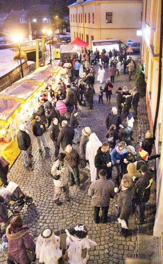 Večerní Předvánoční setkání v historické Pluhově ulici (Slavkovský zpravodaj, 1/2018)