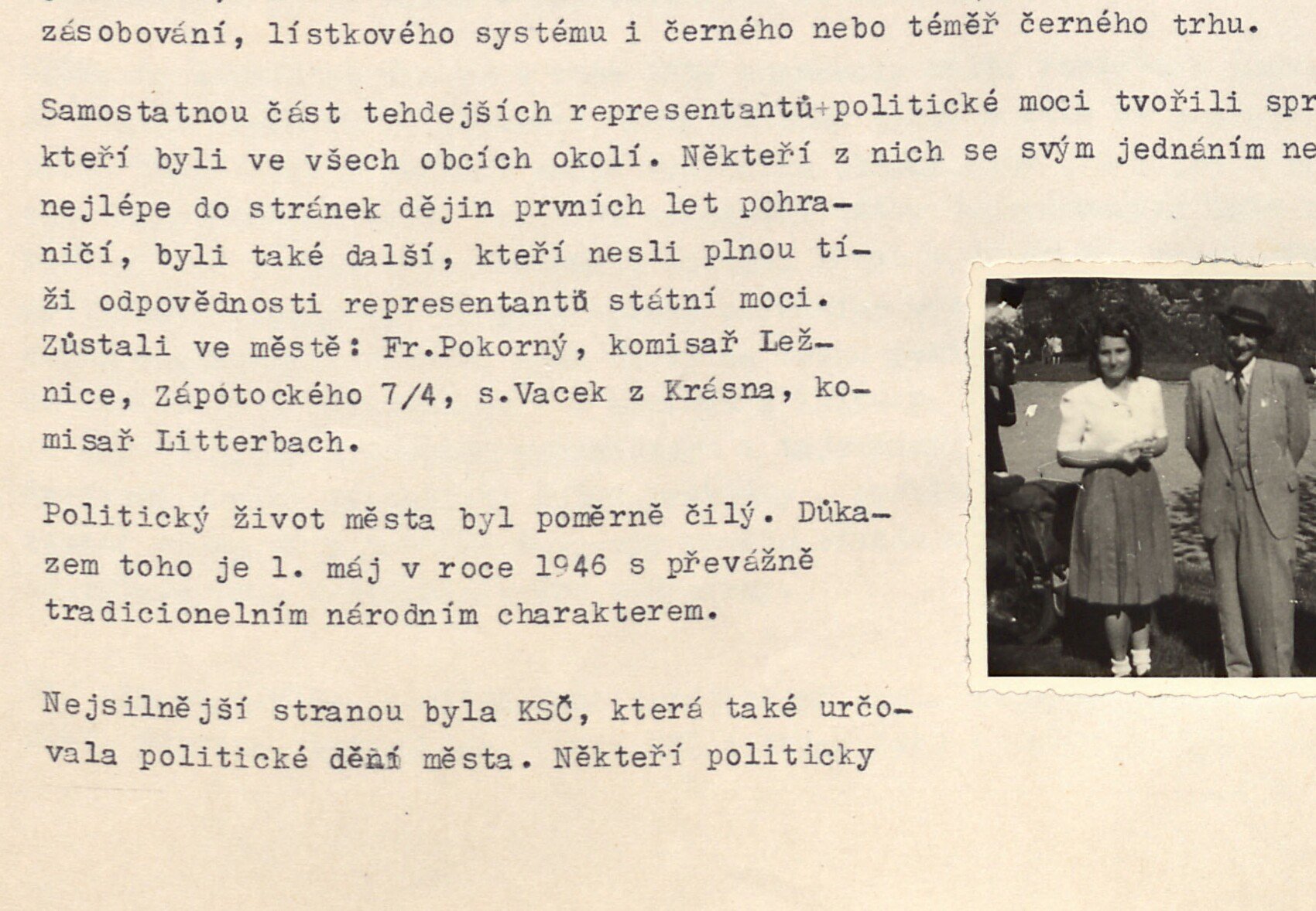 Černobílá fotografie tří lidí pod širým nebem (muž v obleku uprostřed, žena vlevo a žena/dívka v lidovém kroji vpravo), pravděpodobně při oslavách 1. máje nebo lidové slavnosti. Bez tištěné popisky.