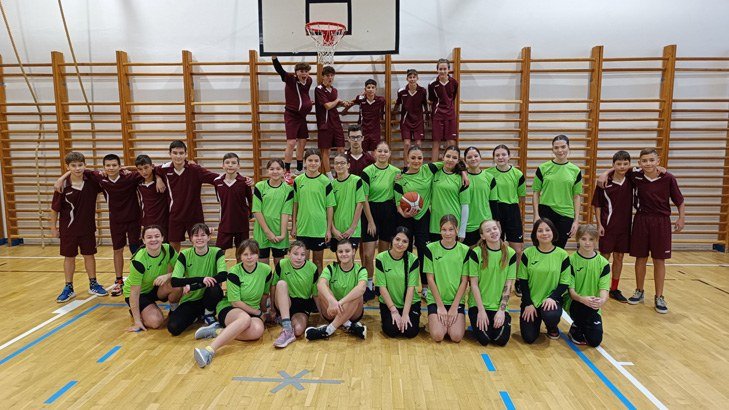 Žáci v tělocvičně při školním sportovním turnaji (Slavkovský zpravodaj, 2/2025)