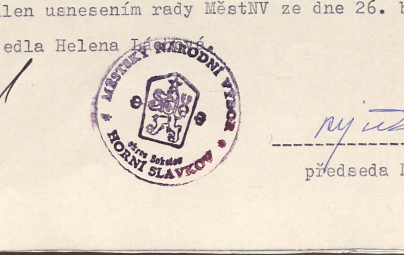 Kulaté úřední razítko "Městský národní výbor, okres Sokolov, Horní Slavkov" se státním znakem (lev), umístěné v podpisovém bloku závěru zápisu za rok 1981.
