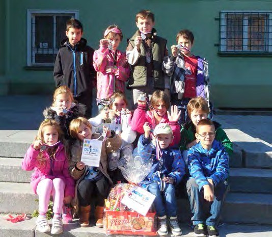 Děti s dárky na schodech při komunitní akci (Slavkovský zpravodaj, 11/2015)