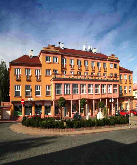 Pohled na městský bytový dům (Slavkovský zpravodaj, 10/2025)