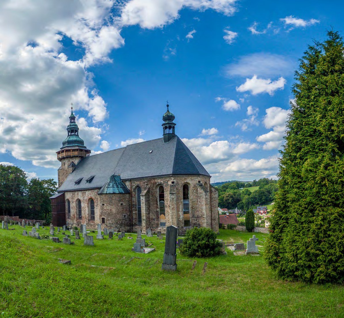 Kostel sv. Jiří s přilehlým hřbitovem (Slavkovský zpravodaj, 4/2019)