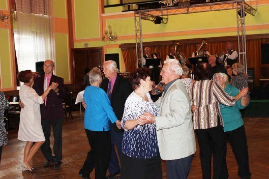 Senioři při tanci na oslavě Mezinárodního dne seniorů (Slavkovský zpravodaj, 11/2019)