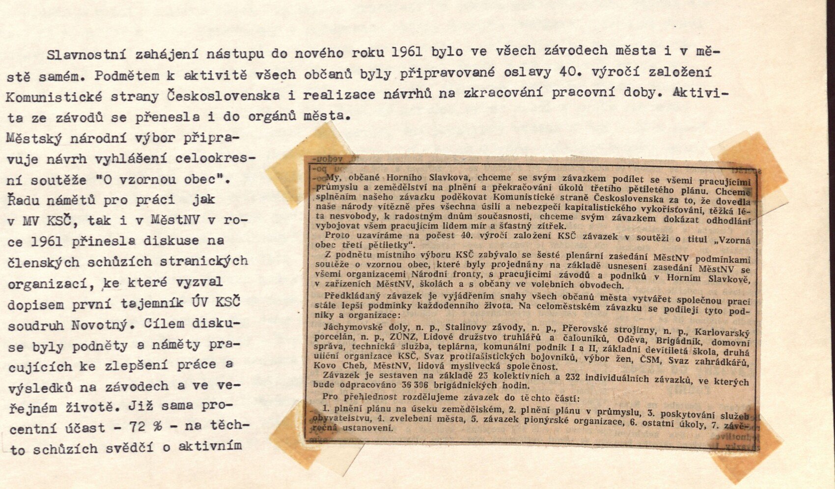 Vlepený novinový výstřižek (článek/výzva) v pravém dolním rohu pravé strany – text začínající „…[osla]vy, občané Horního Slavkova, chceme se svým závazkem podílet…" o závazku v soutěži o titul „Vzorná obec třetí pětiletky" k 40. výročí založení KSČ; výčet zapojených podniků a organizací a rozdělení závazku do 7 částí.