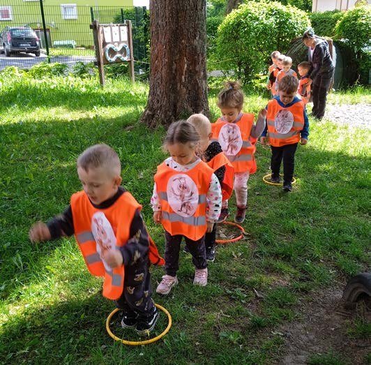 Děti v jednotných tričkách při venkovní aktivitě (Slavkovský zpravodaj, 7/2022)