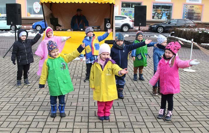 Vystoupení dětí v maskách na Velikonočních trzích (Slavkovský zpravodaj, 5/2022)