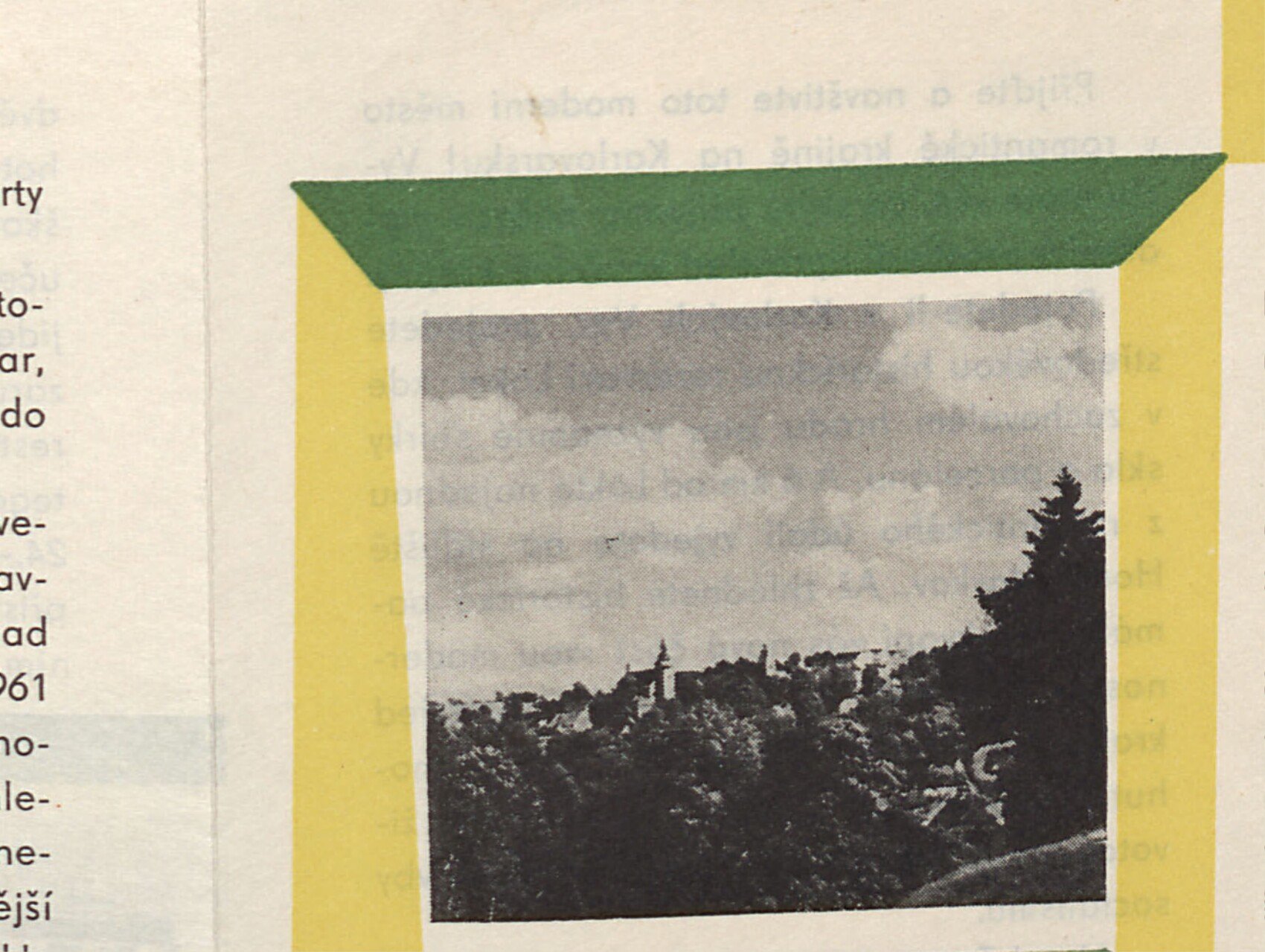 Černobílá fotografie v záhlaví prospektu – panoráma města Horní Slavkov s věžemi nad korunami stromů.