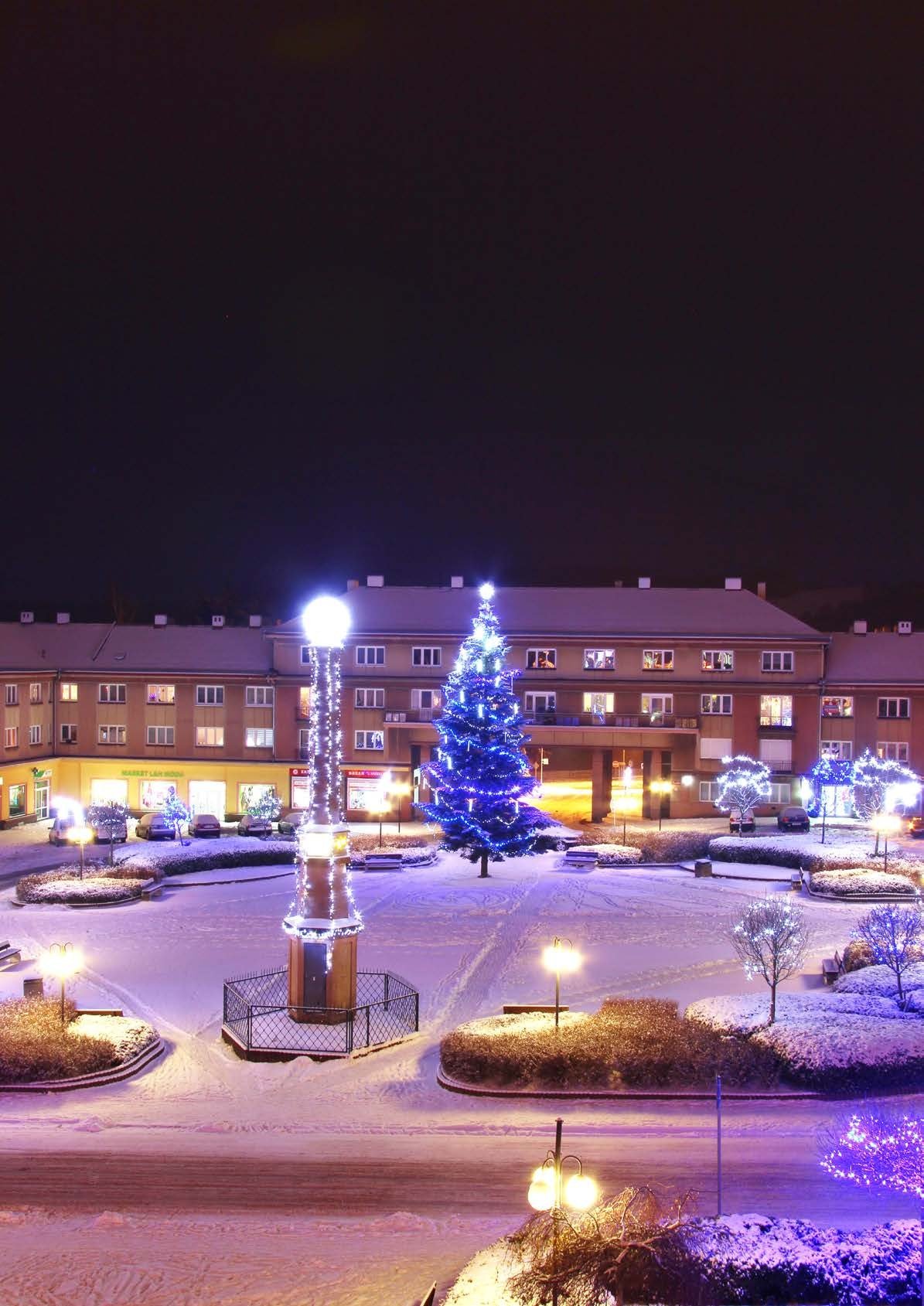 Rozsvícený vánoční strom na náměstí ve večerním městě (Slavkovský zpravodaj, 12/2016)