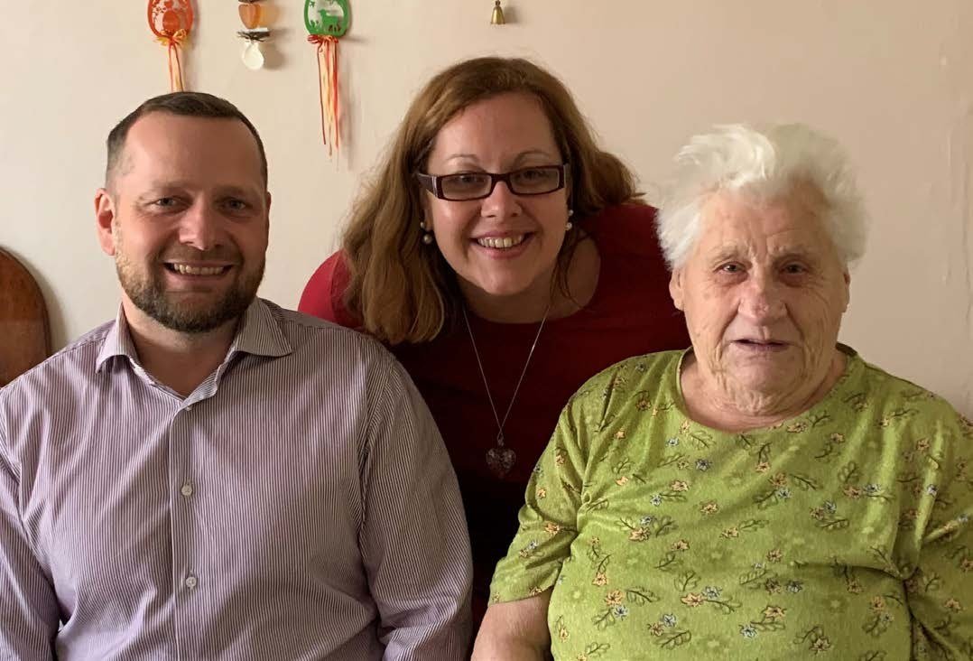 Gratulace seniorce za přítomnosti starosty a členky SPOZ (Slavkovský zpravodaj, 2/2020)