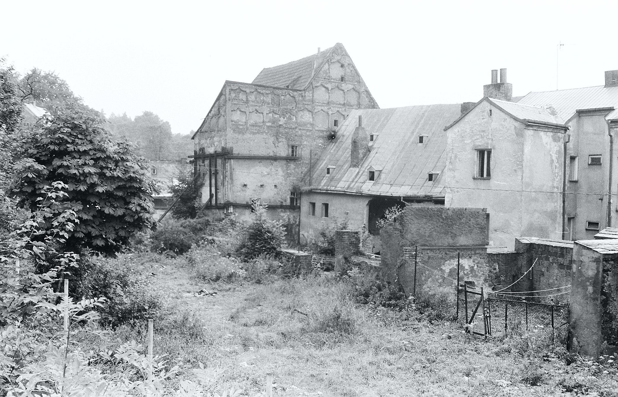 zadní trakt domu č.p. 212 (muzeum) s již zřícenou častí budovy