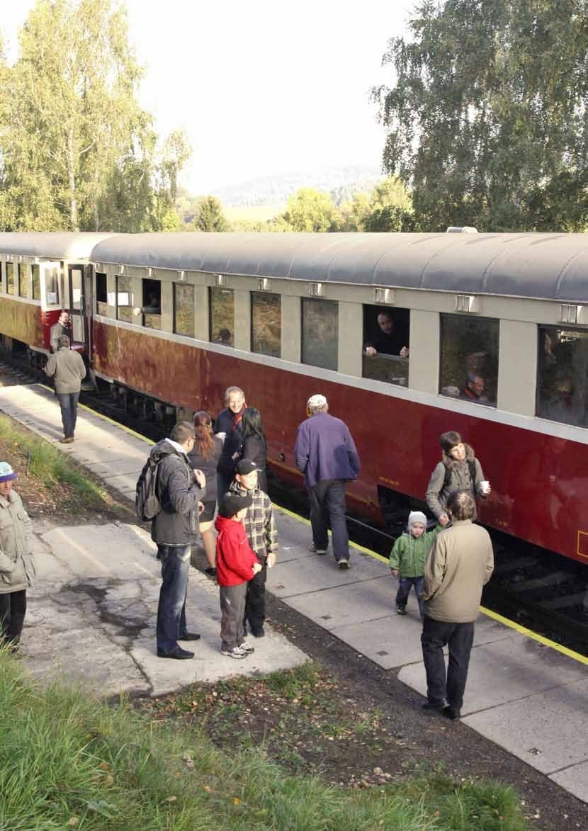 Cestující u znovuobnoveného sezónního vlaku v zastávce Horní Slavkov-Kounice (Slavkovský zpravodaj, 4/2015)
