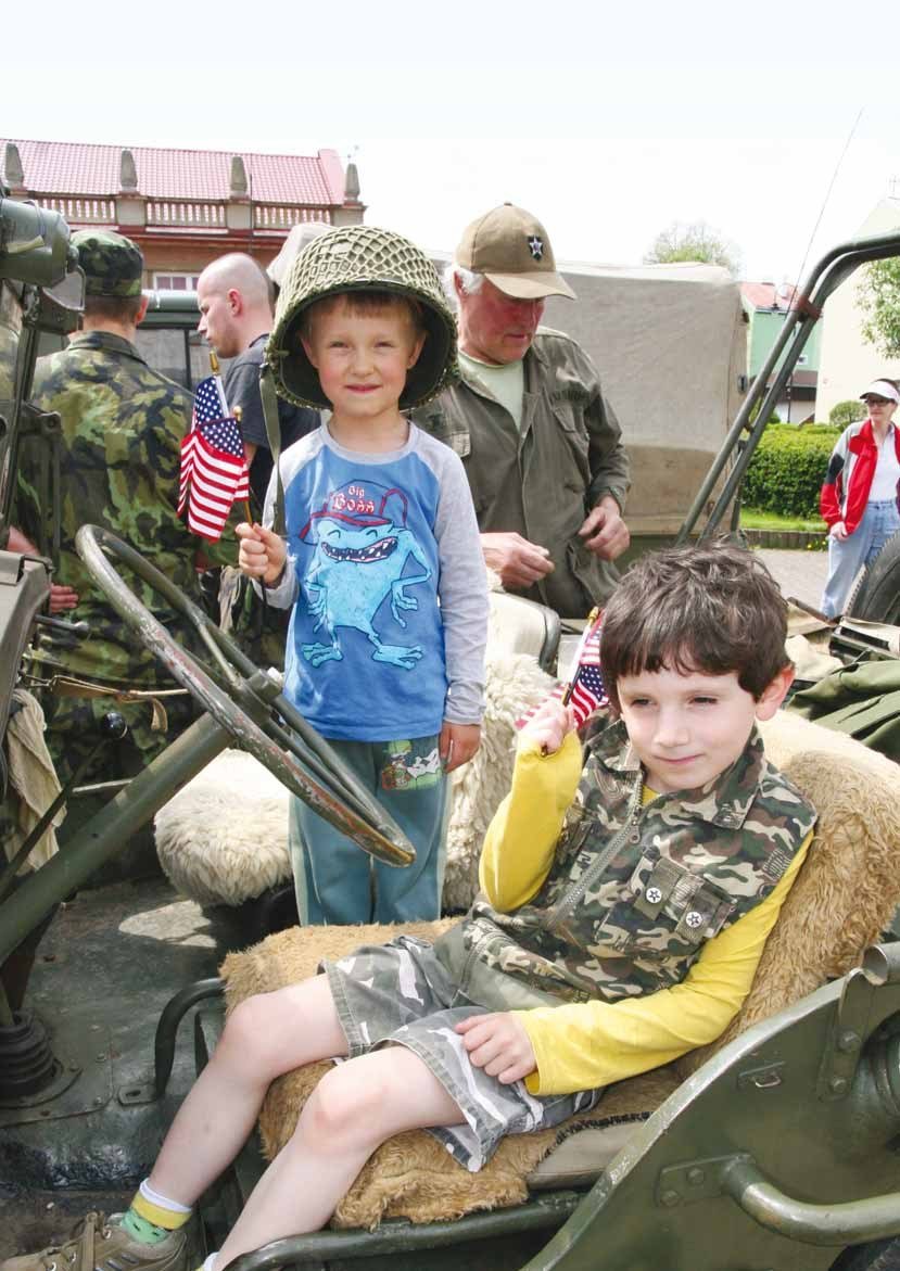 Děti s vlaječkami na přehlídce vojenských historických vozidel na náměstí (Slavkovský zpravodaj, 6/2013)