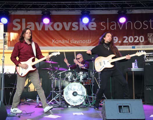 Hudební skupina hraje na pódiu slavností (Slavkovský zpravodaj, 10/2020)