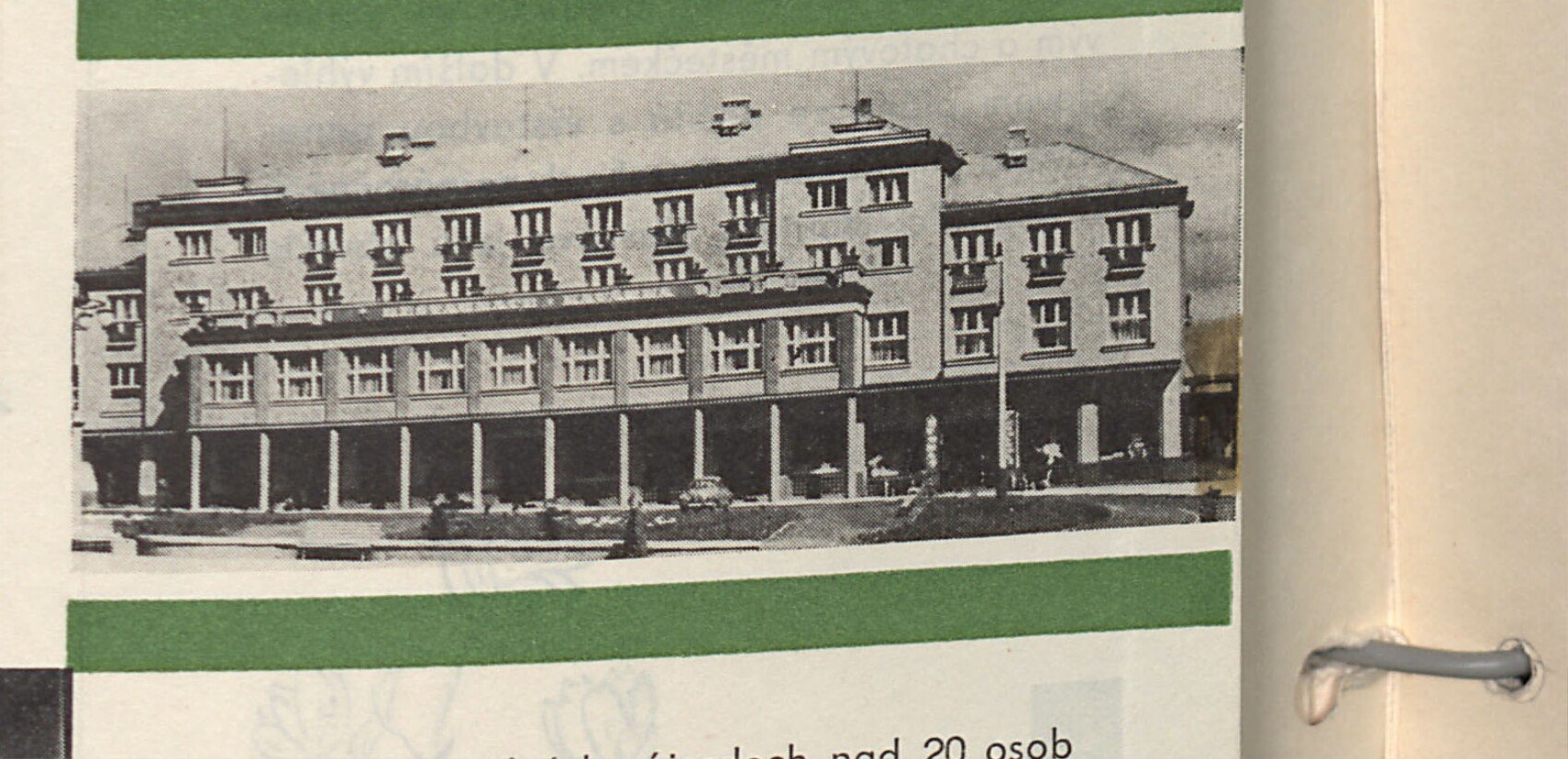 Černobílá fotografie v prospektu – exteriér hotelu Tatran v Horním Slavkově, rozsáhlá moderní vícepodlažní budova s podloubím v přízemí.
