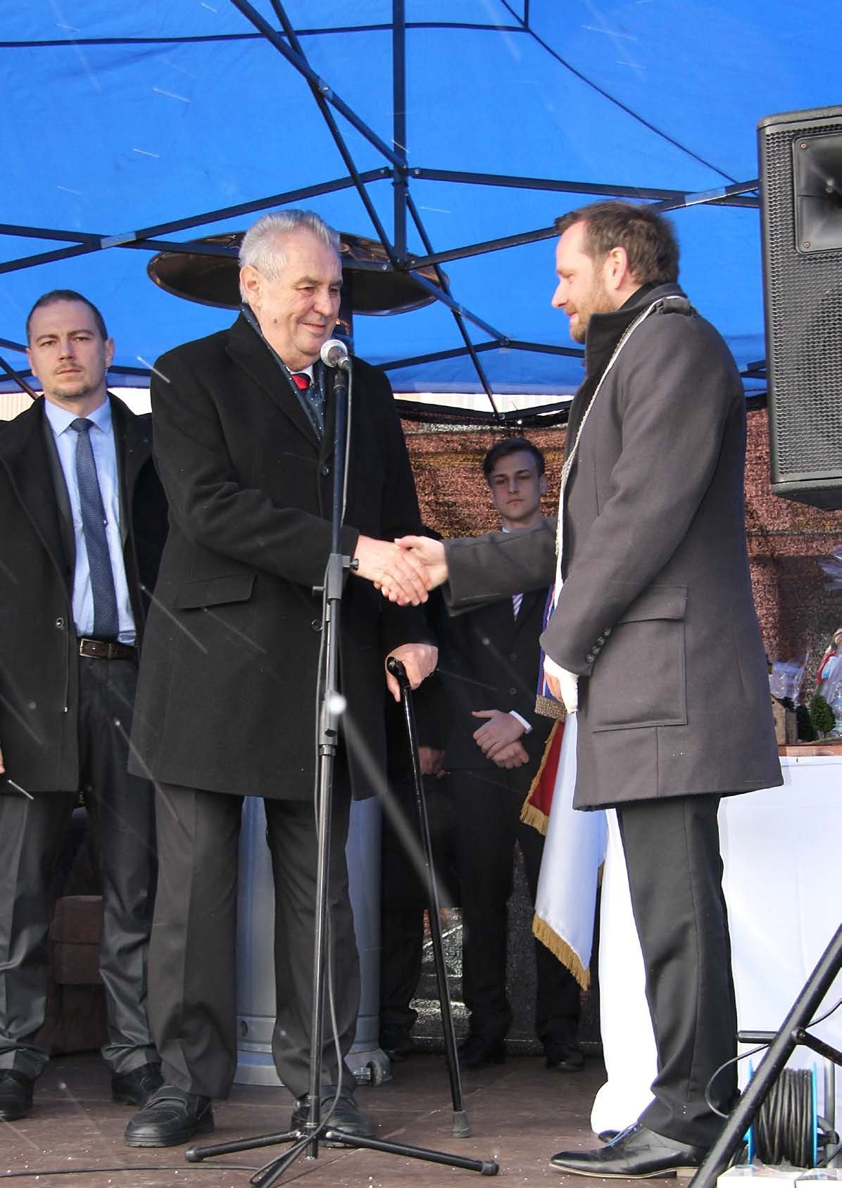 Návštěva prezidenta Miloše Zemana – setkání se starostou na náměstí (Slavkovský zpravodaj, 4/2017)