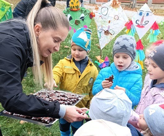 Děti s pedagogem při adventním tvoření (Slavkovský zpravodaj, 12/2023)
