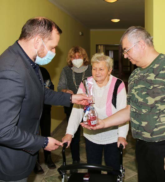Starosta předává vánoční dárky seniorům (Slavkovský zpravodaj, 1/2021)