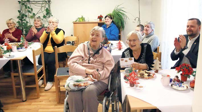 Vánoční posezení seniorů u prostřených stolů (Slavkovský zpravodaj, 1/2023)