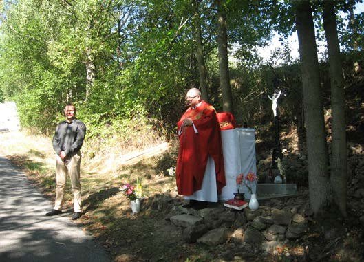 Duchovní při svěcení zrekonstruovaného křížku na Ležničce (Slavkovský zpravodaj, 10/2015)