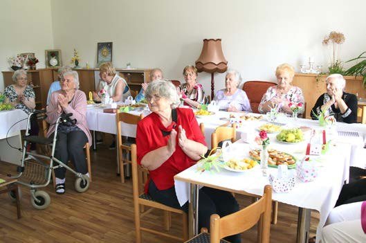 Senioři při společném posezení v DPS (Slavkovský zpravodaj, 7/2022)