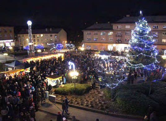 Rozsvícení vánočního stromu na náměstí za účasti veřejnosti (Slavkovský zpravodaj, 1/2018)