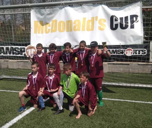 Fotbalové družstvo chlapců na hřišti v turnaji McDonald Cup (Slavkovský zpravodaj, 7/2022)