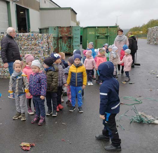 Děti v řadě při venkovní akci mateřské školy (Slavkovský zpravodaj, 12/2021)