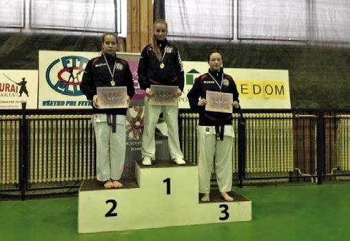 Vítězové na stupních vítězů sportovního turnaje s diplomy (Slavkovský zpravodaj, 3/2015)