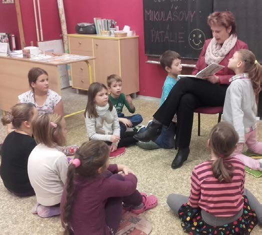 Rodiče s dětmi v novém dětském koutku městského kulturního střediska (Slavkovský zpravodaj, 2/2016)