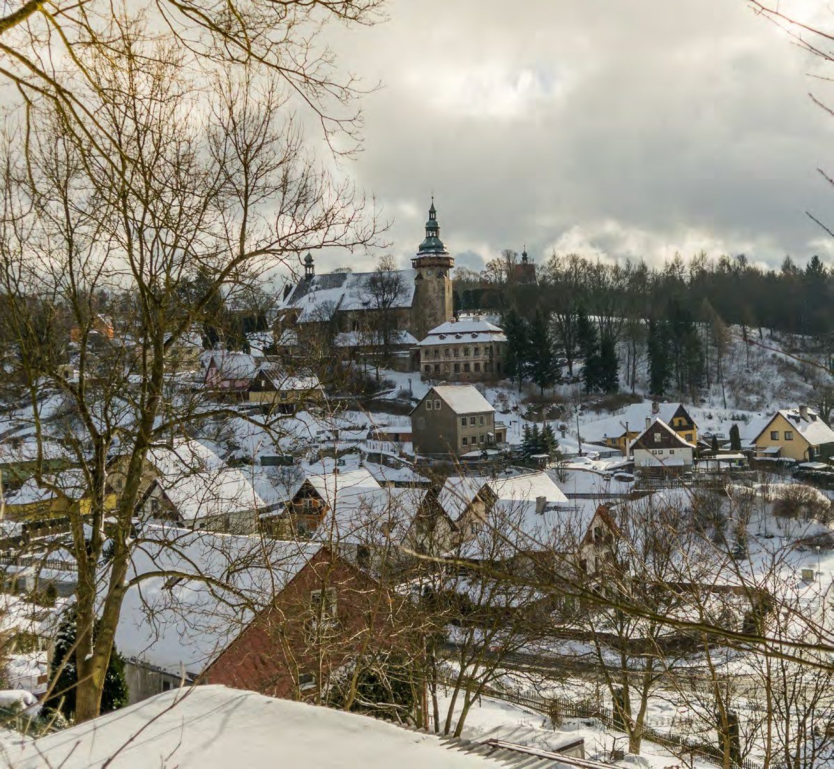 Zimní pohled na historickou část Horního Slavkova s věží kostela sv. Jiří (Slavkovský zpravodaj, 1/2019)