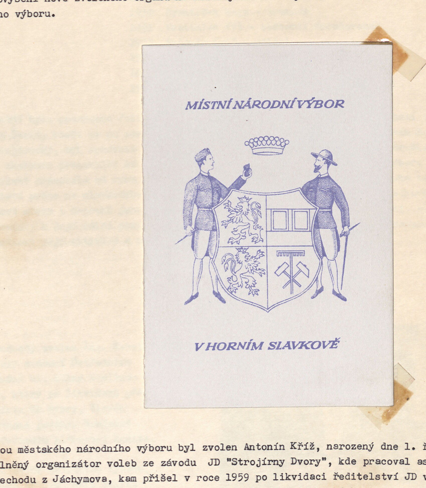 Vlepený tištěný znak v modré barvě: "MÍSTNÍ NÁRODNÍ VÝBOR V HORNÍM SLAVKOVĚ" - erb s korunkou, dvěma štítonoši (havíři) a štítem s hornickými kladívky a vyobrazením budovy