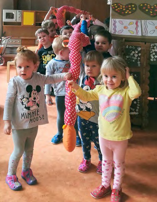 Děti při činnosti v mateřské škole (Slavkovský zpravodaj, 4/2019)