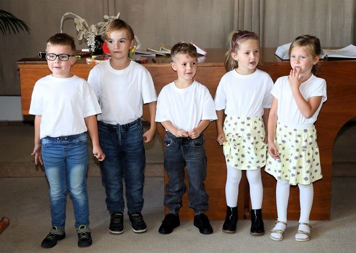 Skupina žáků školy (Slavkovský zpravodaj, 11/2023)