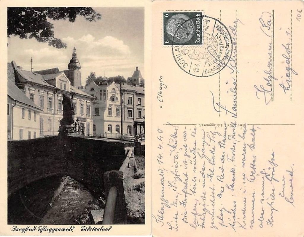 Pohlednice Horního Slavkova (Schlaggenwald) – pohled na most přes potok s barokní sochou (dle názvu souboru „Nepomukbrücke" – most sv. Jana Nepomuckého), v pozadí městská zástavba s věží kostela. Pod fotografií tištěný popisek „Burgstadt 'Schlaggenwald' ...". Rubová strana je popsaná a odeslaná jako pohlednice s německou známkou (6 Pf, Deutsches Reich) a poštovním razítkem „SCHLAG[GENWALD] 15.4.40". Dopis je datován „Schlaggenwald, 14.4.40" a adresován do Kieslingswalde (Sa.).
Text na snímku: Schlaggenwald, 14.4.40
Liebe Else, Siegfried, Mutter!
Die Herfahrt ist gut verlaufen, teils wurden die Fahrgäste in den Gängen [nečitelné]. Ich hatte Sitzplatz. Der Rest des Stammtisches: [nečitelné], Forster, [nečitelné], Kirchner u.s.w. waren beisammen. Wetter kalt, aber sonnig.
Herzliche Grüße
Euer
Conrad.