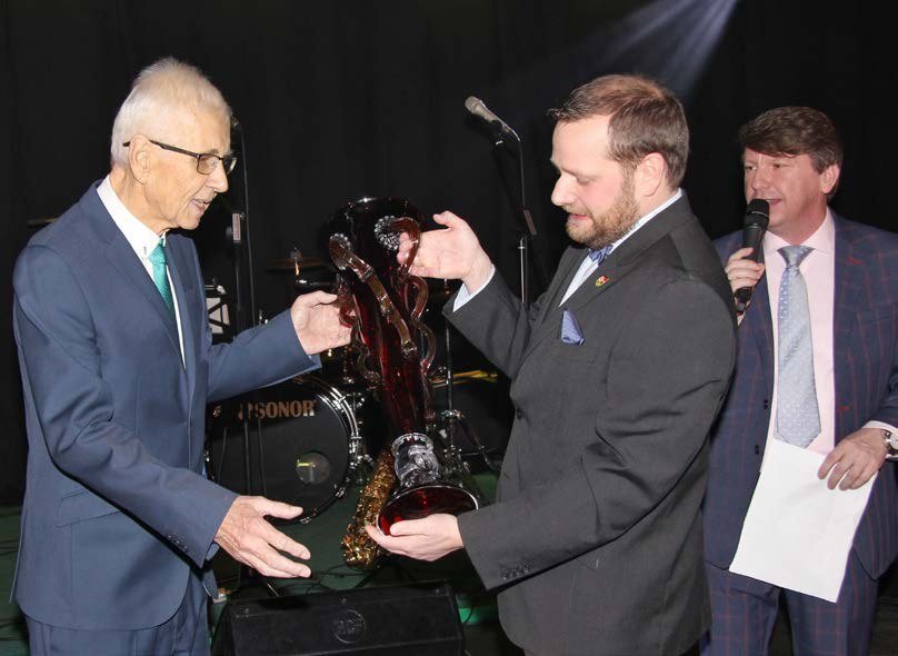 Starosta Alexandr Terek předává Cenu města Janu Turnerovi (Slavkovský zpravodaj, 2/2017)
