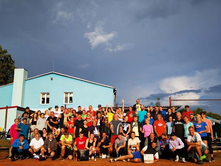 Společné foto účastníků sportovní akce před budovou (Slavkovský zpravodaj, 10/2021)