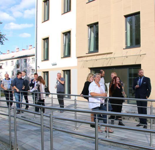 Návštěvníci před nově otevřeným Domem služeb (Slavkovský zpravodaj, 11/2020)