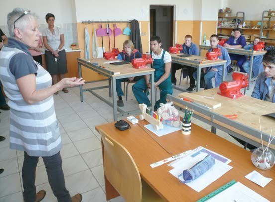 Beseda a vzdělávací činnost s dětmi u stolů (Slavkovský zpravodaj, 5/2012)