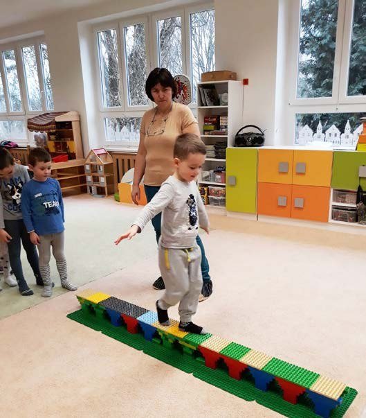 Dítě při pohybové aktivitě v tělocvičně (Slavkovský zpravodaj, 3/2020)