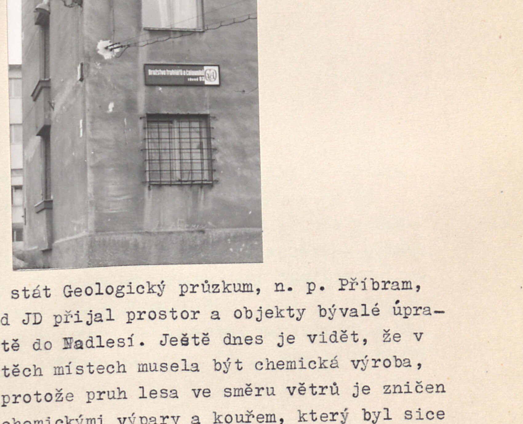 Rohová budova s cedulí na fasádě (provozovna Lidového družstva truhlářů a čalouníků z Karlových Varů).