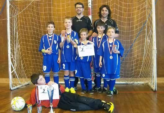 Mladí fotbalisté Spartaku s medailemi a poháry na halovém turnaji Pohár Horního Slavkova (Slavkovský zpravodaj, 5/2015)