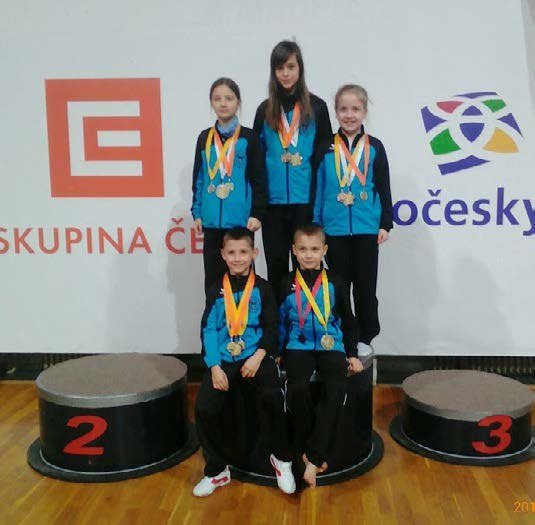 Karatisté Champions teamu Horní Slavkov s medailemi na stupních vítězů (Slavkovský zpravodaj, 2/2017)