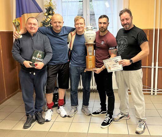 Družstvo s trofejemi na vánočním futsalovém turnaji (Slavkovský zpravodaj, 2/2023)