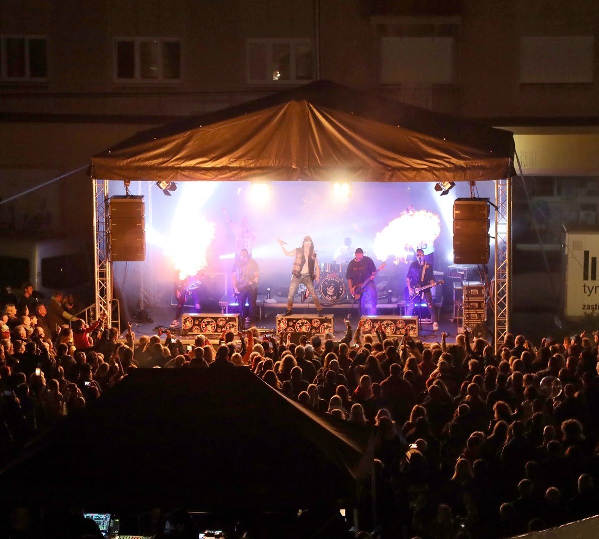Večerní koncert na pódiu při Slavkovských slavnostech (Slavkovský zpravodaj, 10/2023)