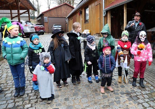 Děti v maškarních kostýmech (Slavkovský zpravodaj, 3/2024)