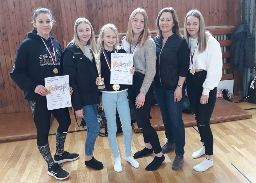 Žákyně s diplomy ze soutěže (Slavkovský zpravodaj, 4/2020)