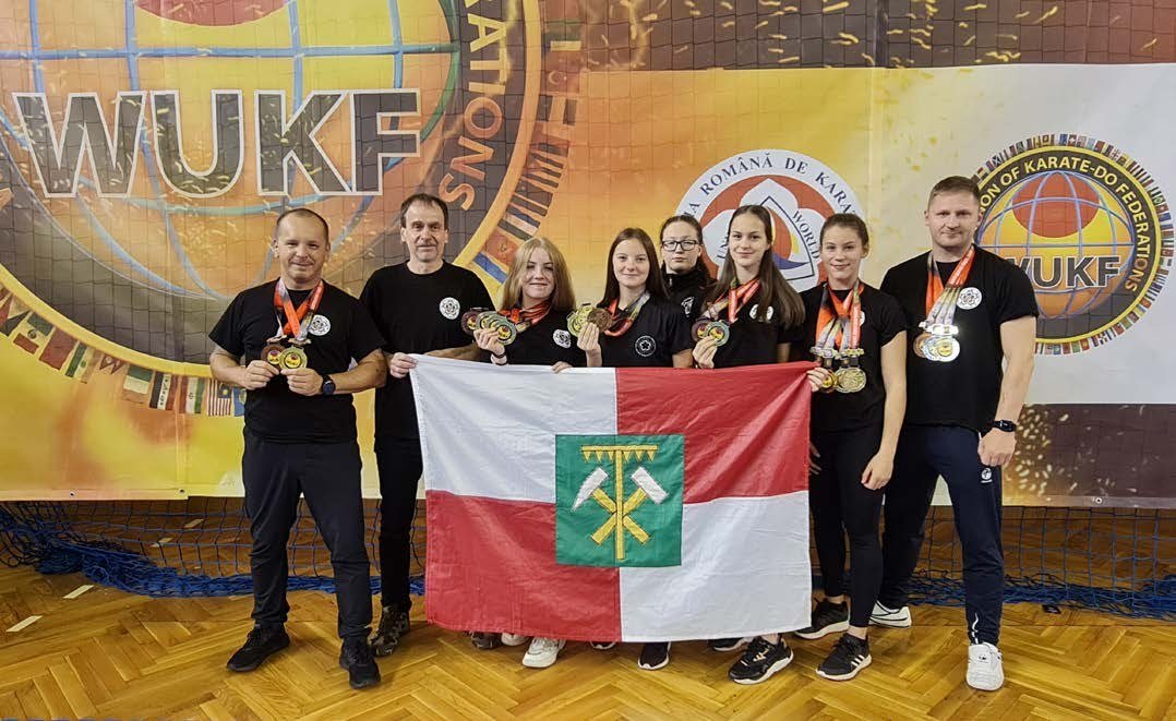 Slavkovští karatisté – týmové foto z mistrovství světa WUKF (Slavkovský zpravodaj, 11/2021)