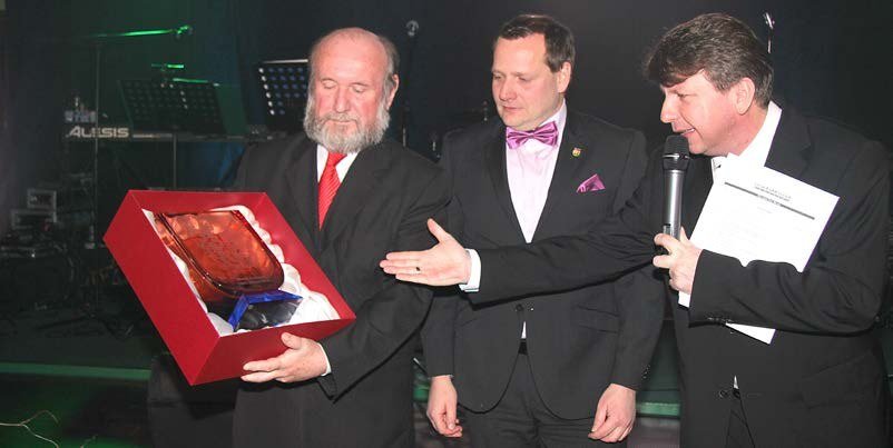 Předávání ocenění na reprezentačním plese města (Slavkovský zpravodaj, 2/2016)