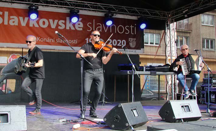 Kapela při koncertě na Slavkovských slavnostech (Slavkovský zpravodaj, 10/2020)